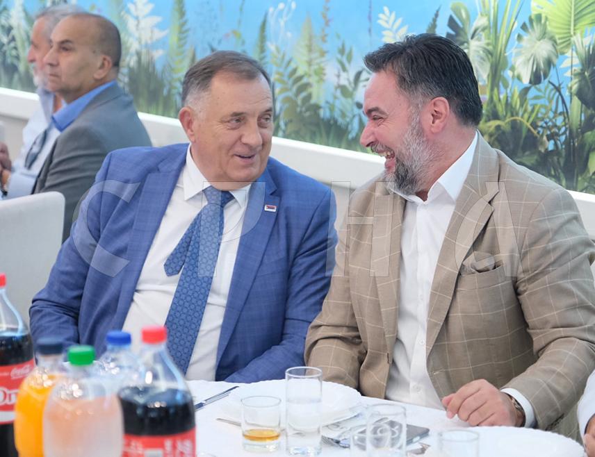 САРАЈЕВО, 19. АВГУСТА /СРНА/ - Српски народ је уз предсједника Милорада Додика и браниће свој избор, објавио је замјеник предсједавајуће Савјета министара на друштвеним мрежама Сташа Кошарац, те подијелио фотографије са прославе Преображења Господњег, крсне славе општине Рогатица.