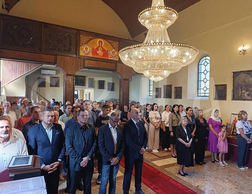 БОСАНСКО ГРАХОВО, 19. АВГУСТА /СРНА/- У Храму Светих апостола Петра и Павла у Босанском Грахову данас су служени Света литургија и парастос, те положени вијенци и цвијеће код спомен-обиљежја за 157 погинулих бораца у Одбрамбено-отаџбинском рату.