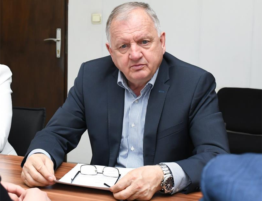 ТЕСЛИЋ, 21. АВГУСТА /СРНА/ - Предсједник Скупштине града Теслић Драгутин Шкребић рекао је Срни да сједница локалног парламента нема легитимитет јер ју је за данас незаконито сазвао независни одборник Славен Јелић који је за предсједавајућег изабран супротно Пословнику о раду.