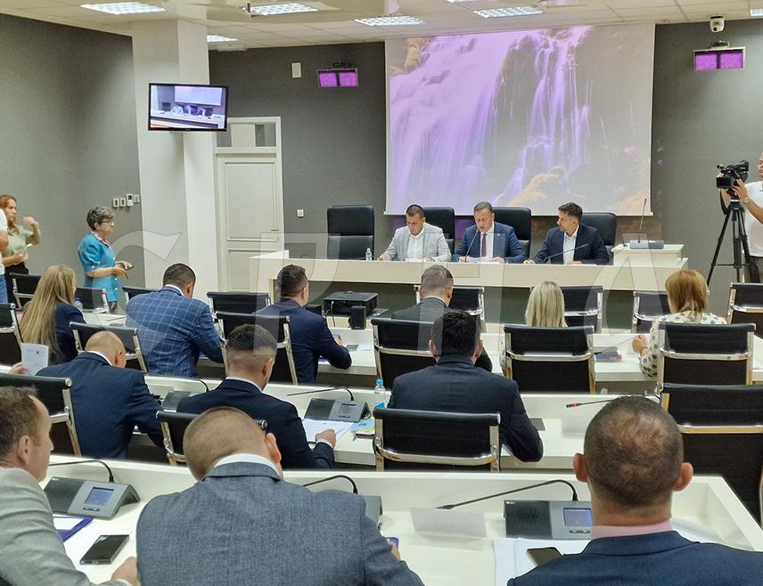 ИСТОЧНО САРАЈЕВО, 21. АВГУСТА /СРНА/ - Одборници Скупштине града Источно Сарајево подржали су Декларацију Савеза општина и градова Републике Српске којом се одбацује пресуда предсједнику Републике Српске Милораду Додику.