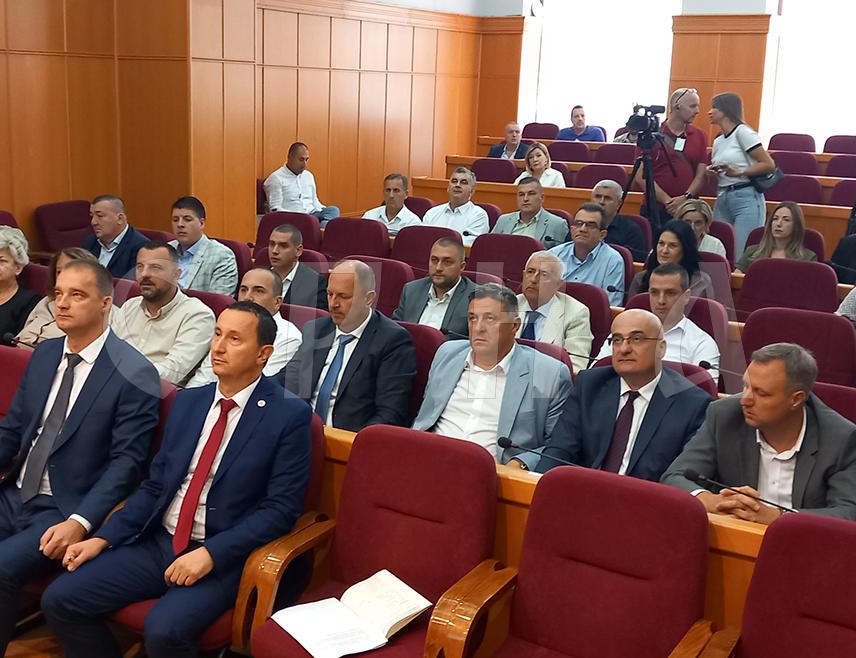 ТРЕБИЊЕ, 21.АВГУСТА /СРНА/ - Одборници Скупштине града Tребиња усвојили су на данашњој сједници Декларацију Савеза општина и градова Републике Српске којом се одбацује пресуда Суда БиХ предсједнику Српске Милораду Додику, која је оцијењена као политички мотивисана.