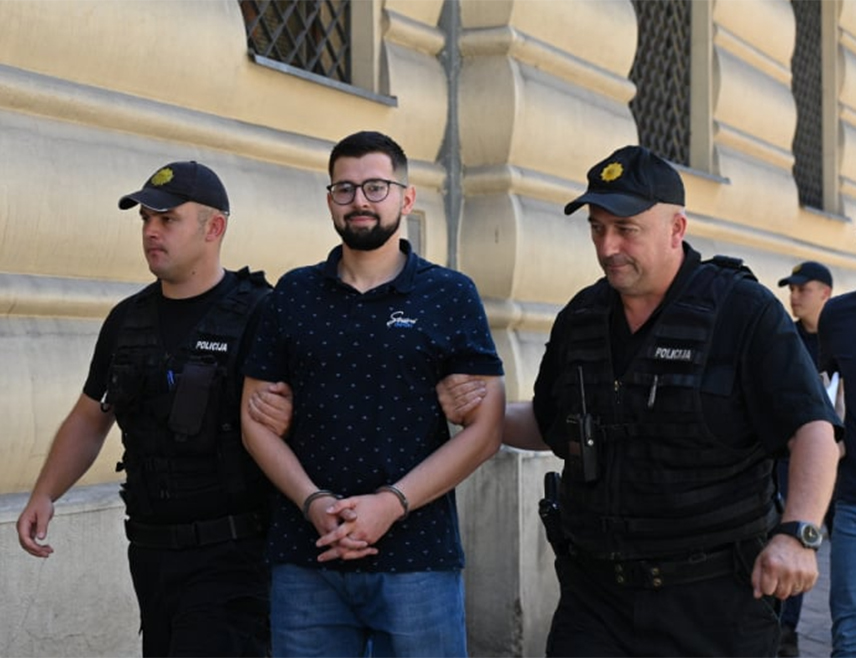 САРАЈЕВО, 21. АВГУСТА /СРНА/ - Тужилаштво Кантона Сарајево предложило је Општинском суду у овом граду одређивање једномјесечног притвора Абдулазизу Муси, осумњиченом да је прије два дана физички напао новинара Авду Авдића и још једног мушкарца.