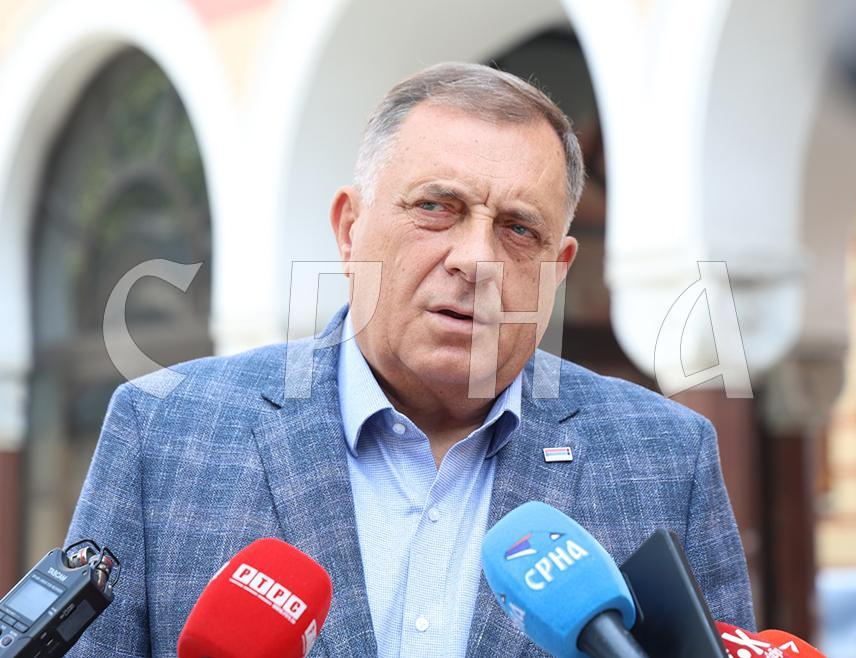 БАЊАЛУКА, 21. АВГУСТА /СРНА/ - Предсједник Републике Српске Милорад Додик поручио је да ће побиједити и да неће дозволити да га пријетње затвором застраше да би се склонио са функције.