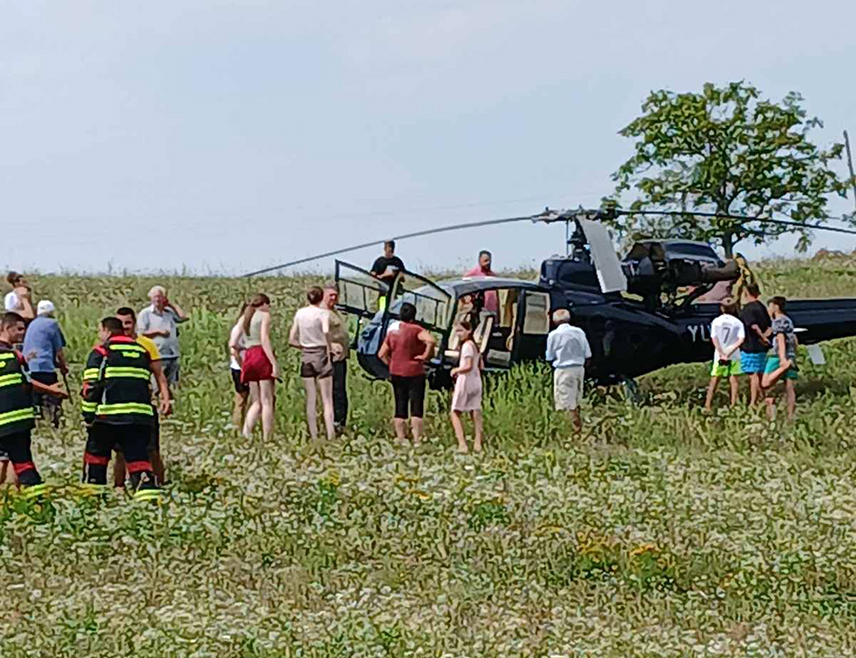 ПРЊАВОР, 21. АВГУСТА /СРНА/ - Хеликоптер из Србије је због квара принудно слетио на њиву у Палачковцима код Прњавора, потврђено је Срни у  Територијалној ватрогасно-спасилачкој јединици у Прњавору.