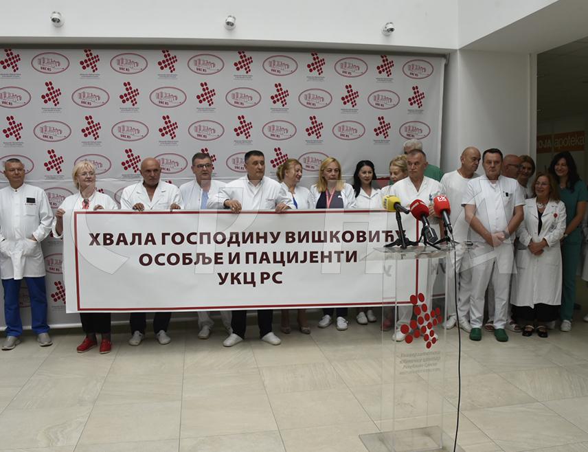 БАЊАЛУКА, 22. АВГУСТА /СРНА/ - Директор Универзитетско клиничког центра /УКЦ/ Републике Српске Владо Ђајић и запослени у овој здравственој установи захвалили су премијеру Српске у оставци Радовану Вишковићу за сваку врсту подршке коју је пружао УКЦ-у током мандата.