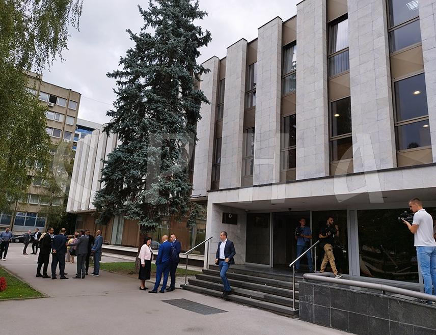 БАЊАЛУКА, 22. АВГУСТА /СРНА/ - Почетак посебне сједнице Народне скупштине Републике Српске пролонгиран је за 11.30 часова због анонимне дојаве о постављеној експлозивној направи.