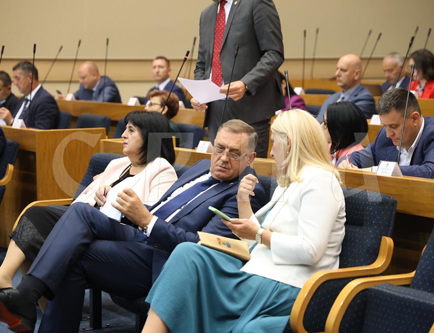 БАЊАЛУКА, 22. АВГУСТА /СРНА/ - Предсједник Републике Српске Милорад Додик и српски члан Прдсједништва БиХ Жељка Цвијановић стигли су у  Народну  скупштину  Републике Српске.