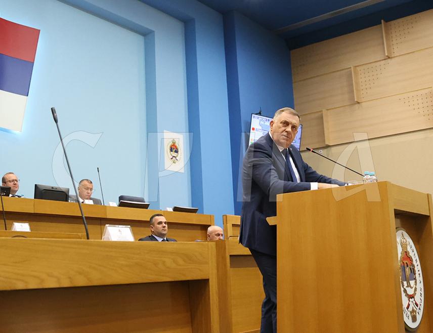 БАЊАЛУКА, 22. АВГУСТА /СРНА/ - Предсједник Републике Српске Милорад Додик изјавио је да такозвана бонска овлашћења не дају за право странцима да доносе законе и позвао посланике СДС-а у Народној скупштини да не обмањују јавност изјавама о прошлости и његовом дјеловању приликом првог премијерског мандата.