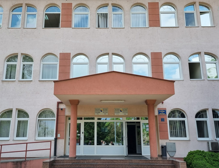 БРЧКО, 22. АВГУСTА /СРНА/ – Основни суд у Брчком одредио је једномјесечни притвор Tамари T. /45/ из тог града, осумњиченој за саизвршилаштво у тешкој крађи током које је погинуо инспектор Полиције дистрикта, због постојања нарочитих околности које указују да би боравком на слободи могла ометати кривични поступак утицајем на свједоке, саучеснике или прикриваче.