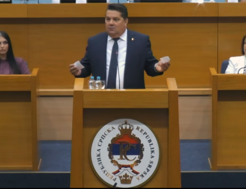 БАЊАЛУКА, 22. АВГУСТА /СРНА/ - Предсједник Народне скупштине Републике Српске Ненад Стевандић изјавио  је да је кризу започео Кристијан Шмит чије је дјеловање било усмјерено против имовине Републике Српске, те оцијенио да су тврдње  опозиције да је власт у Републици Српској крива за ескалацију сукоба   само давање алибија политичком Сарајеву.