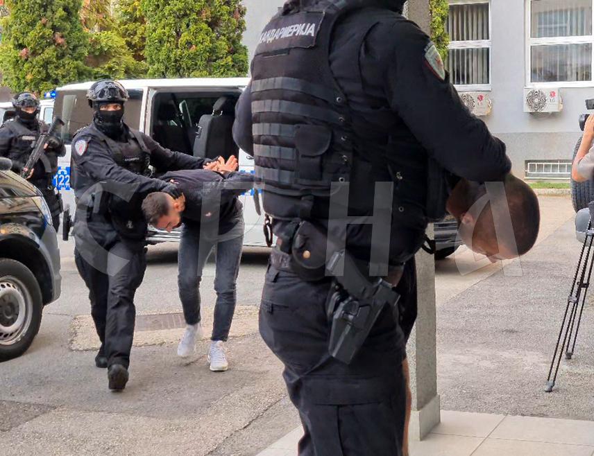 ДОБОЈ, 22. АВГУСТА /СРНА/ - Група од четири лица, која су ухапшена у полицијској акцији "Смаглер", спроведена је вечерас у надлежност Окружног тужилаштва Добој.