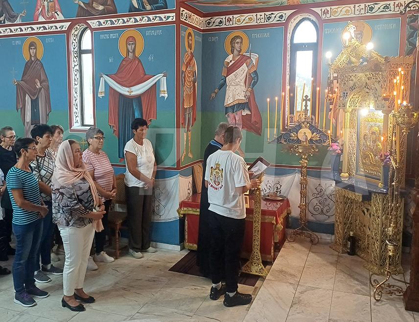 ДЕРВЕНТА, 22. АВГУСТА /СРНА/ - У цркви Свих Светих у дервентском насељу Босански Лужани вечерас су многобројни вјерници дошли да се поклоне икони Богородице Тројеручице, а након акатиста одржана је промоција књиге "Одбранимо се молитвом" аутора Ненада Симића.