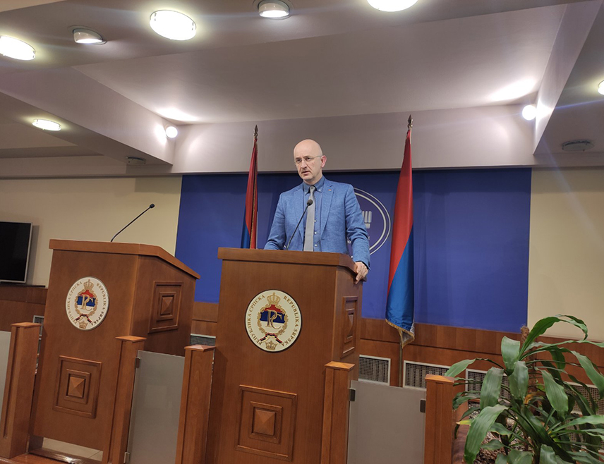 BANJA LUKA, AUGUST 23 /SRNA/ - The Head of the SNSD Caucus in the National Assembly of Republika Srpska, Srđan Mazalica, told SRNA that the opposition’s failure to vote at the special parliamentary session reflects internal turbulence and disorientation within the opposition parties, as serious political parties would not allow their voting buttons to remain untouched on the most important issue of the year.