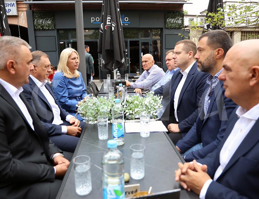 БАЊАЛУКА, 24. АВГУСТА /СРНА/  - Предсједник Републике Српске Милорад Додик  са најближим сарадницима данас је прошетао улицама Бањалуке, након чега су сјели у један од угоститељских објеката.