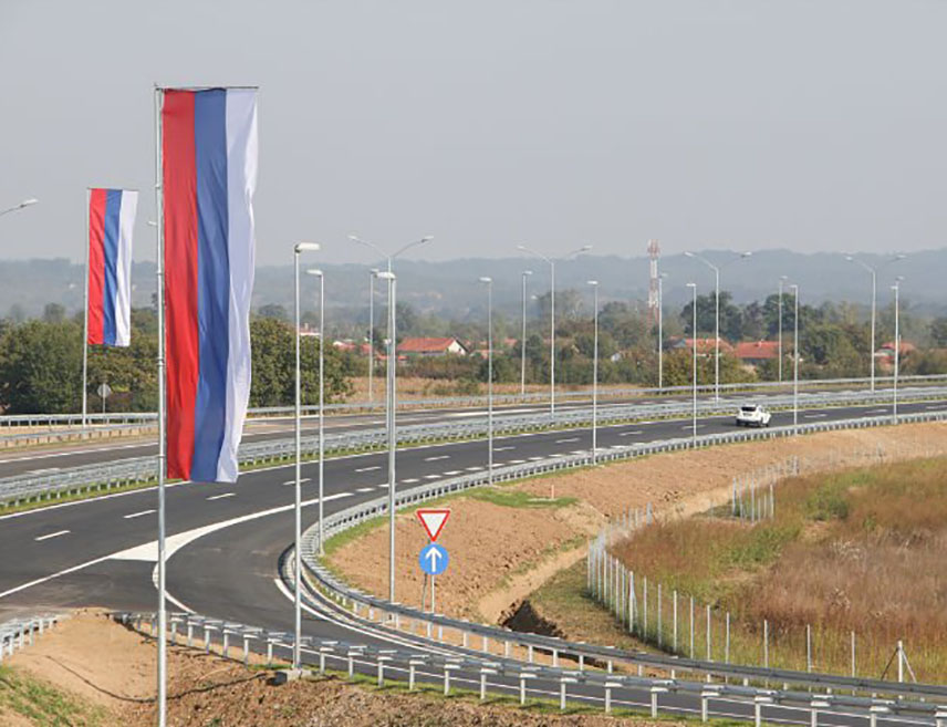 БАЊАЛУКА, 26. АВГУСТА /СРНА/ - Саобраћај на ауто-путу "9. јануар" одвија се успорено, једном траком, и у правцу Добоја и у правцу Лакташа због превртања камиона са балираним сијеном, саопштено је из Ауто-мото савеза /АМС/ Републике Српске.
