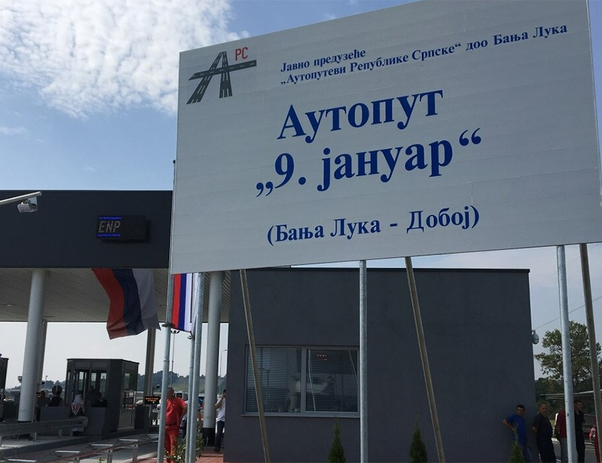ДОБОЈ, 25. АВГУСТА /СРНА/ - Нема повријеђених лица у превртања камиона са балираним сијеном на ауто-путу "9. јануар" у Кладарима, сазнаје Срна.