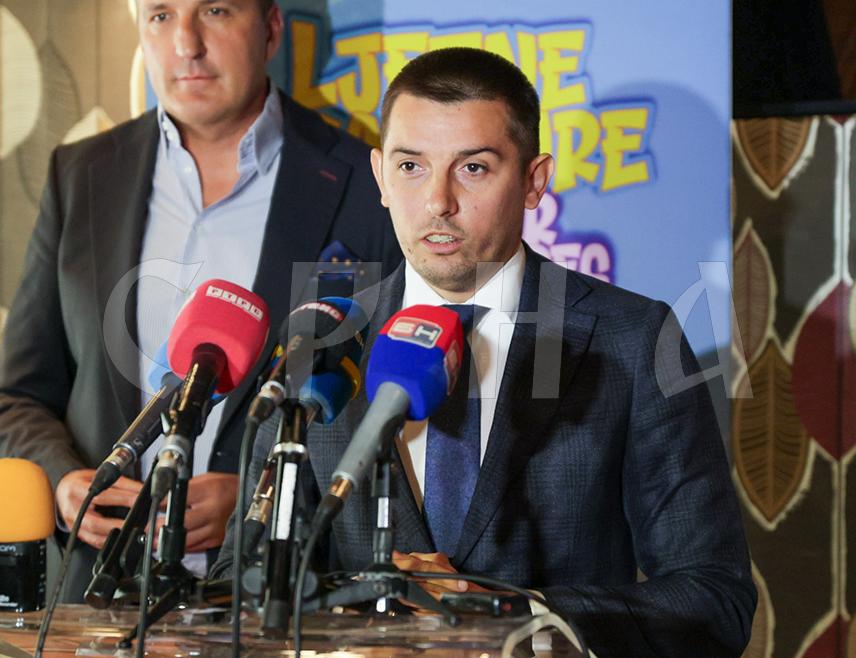 ЈАХОРИНА, 25. АВГУСТА /СРНА/ - Министар трговине и туризма Републике Српске Денис Шулић рекао је да у овој години Олимпијски центра "Јахорина" очекује финансијска стабилност и нове инвестиције уз помоћ Владе Српске и предсједника Милорада Додика.