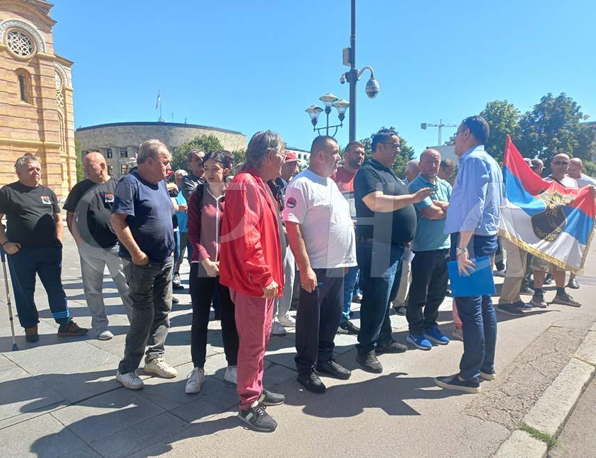 БАЊАЛУКА, 26. АВГУСТА /СРНА/ - Чланови Удружења ветерана "Гарда Пантери" и данас су се окупили испред бањалучке Градске управе, јер им градоначелник Драшко Станивуковић није доставио информације о градњи централног спомен-обиљежја у Бањалуци, те са мирног протеста затражили да се споменик гради на новој локацији.