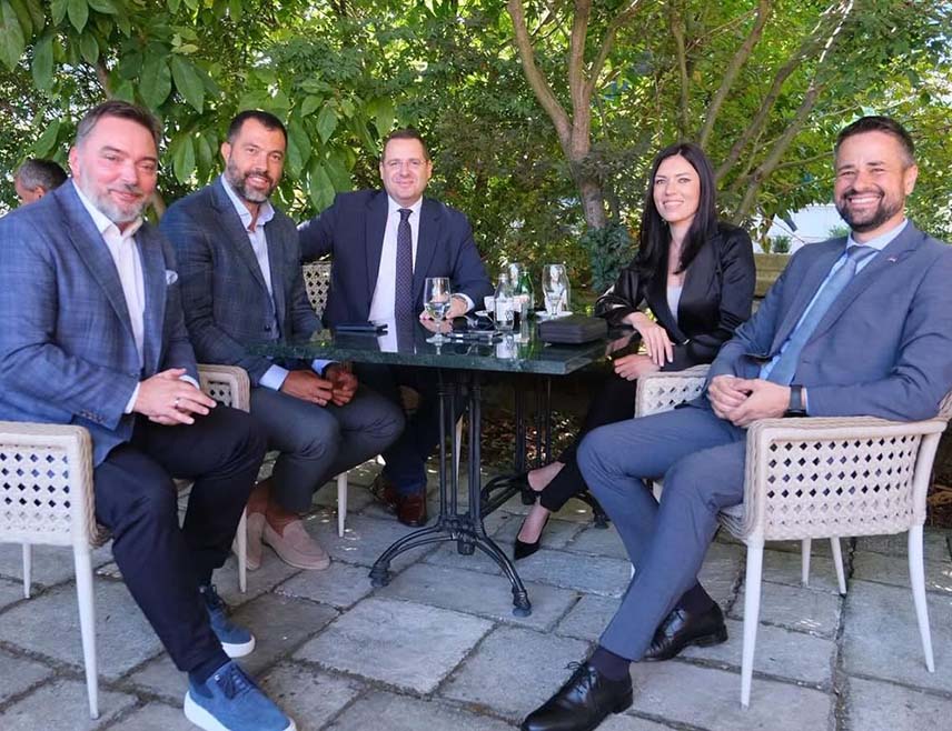 БАЊАЛУКА, 26. АВГУСТА /СРНА/ - Стојимо уз државотворне и национално одговорне политике предсједника /Републике Српске и лидера СНСД-а Милорада/ Додика у очувању и даљем јачању институционалног, политичког, економског и друштвеног капацитета Српске, истакао је члан Предсједништва СНСД-а Сташа Кошарац.