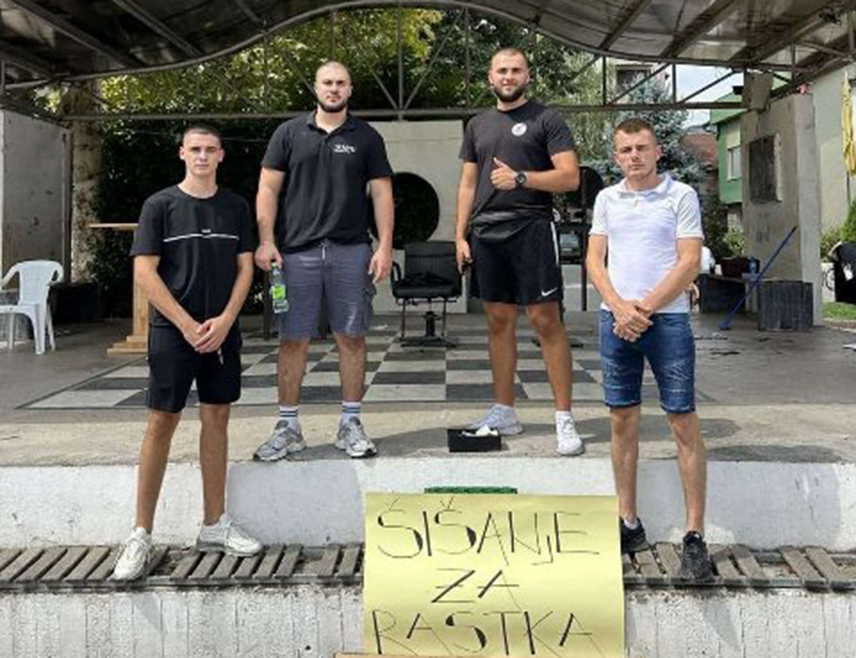 БРАТУНАЦ, 27. АВГУСТА /СРНА/ - Двадесетогодишњем Братунчанину Растку Ивановићу, тешко повријеђеном у саобраћајној несрећи 2022. године, потребна је новчана помоћ за лијечење матичним ћелијама на клиници "Неуровита" у Москви, за које треба обезбиједити 35.000 евра.