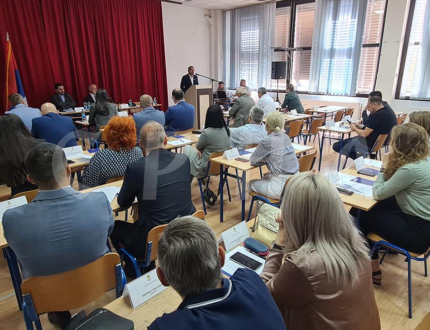 ДОБОЈ, 27. АВГУСТА / СРНА/ - Одборници Скупштине града Добој подржали су Декларацију Савеза општина и градова Републике Српске којом се одбацује пресуда предсједнику Републике Српске Милораду Додику.