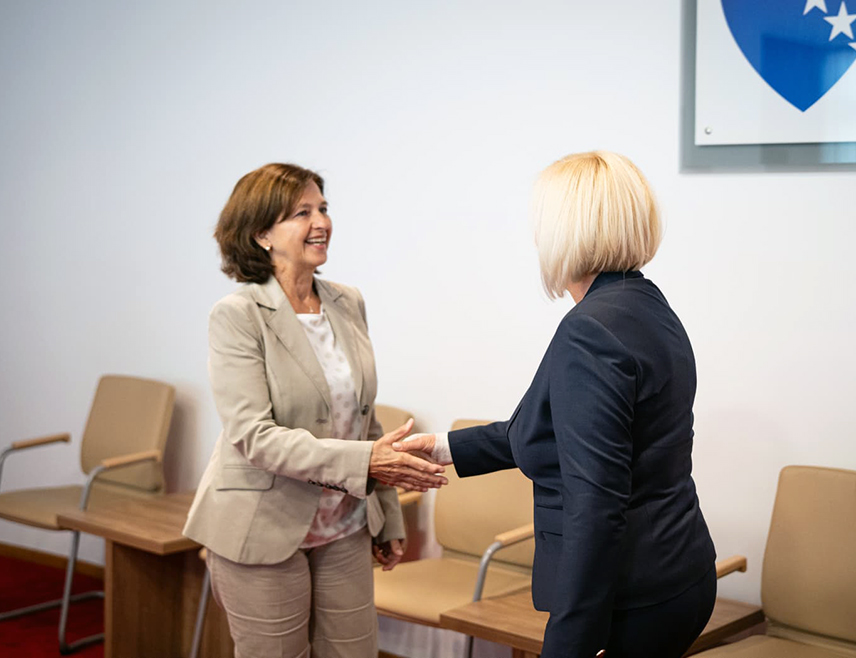 САРАЈЕВО, 27. АВГУСТА /СРНА/ - Предсједавајућа Савјета министара Борјана Кришто истакла је током наступне посјете директора Европске банке за обнову и развој /ЕБРД/ Елизабет Вицтум важност подршке ЕБРД-а приликом припреме апликације за средства из Фонда солидарности, поднесене ради санирања штета насталих усљед катастрофалних поплава које су погодиле БиХ почетком октобра прошле године.