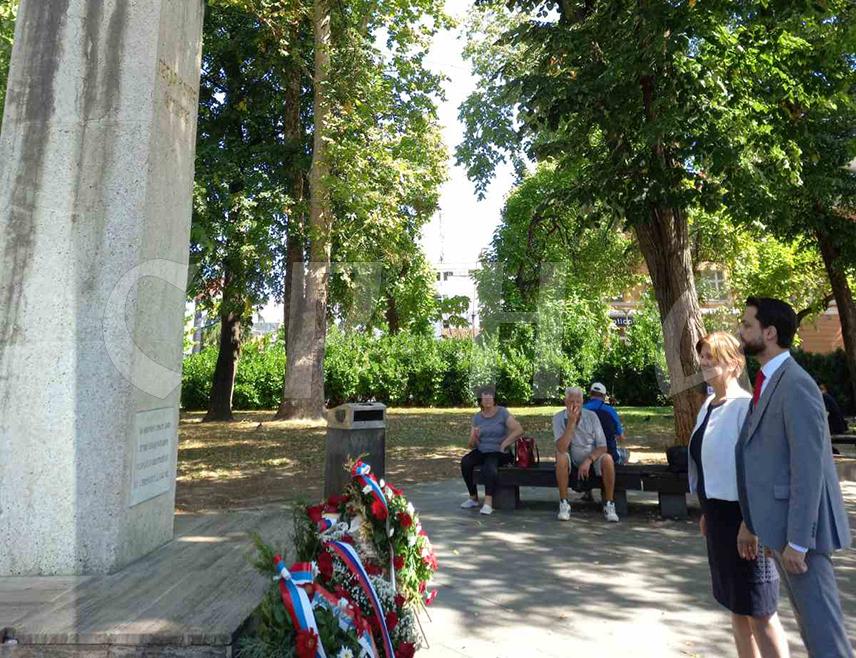 БАЊАЛУКА, 27. АВГУСТА /СРНА/ - Савјетник предсједника Републике Српске Марко Ромић и министар просвјете и културе Републике Српске Жељка Стојичић положили су у Бањалуци вијенце на споменик Петру Кочићу и позвали грађане да у што већем броју присуствују традиционалној манифестацији "Кочићев збор".