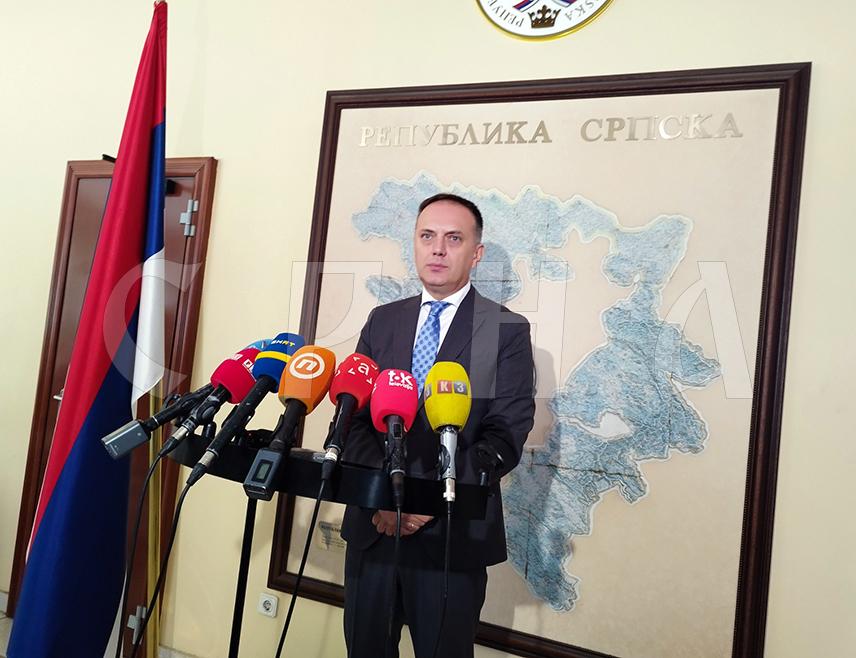 БАЊАЛУКА, 27. АВГУСТА /СРНА/ - Предсједник Привредне коморе Републике Српске Горан Рачић изјавио је данас у Бањалуци да је неопходно реструктурисање јавних предузећа у Српској - "Електропривреде", "Шума" и "Жељезница".