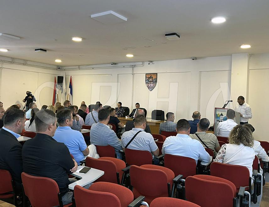 КОЗАРСКА ДУБИЦА, 27. АВГУСTА СРНА/ - Одборници Скупштине општине Козарска Дубица данас су једногласно усвојили Декларацију Савеза општина и градова Републике Српске, којом се одбацује политички мотивисана пресуда предсједнику Српске Милораду Додику.