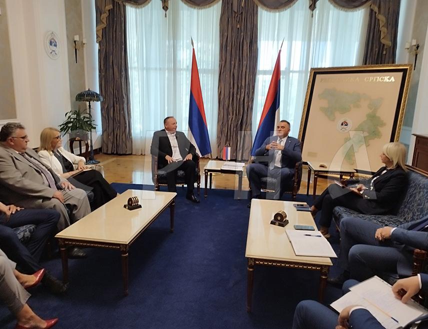 БАЊАЛУКА, 27. АВГУСТА /СРНА/ - Мандатар за састав нове Владе Републике Српске Саво Минић започео је консултације са представницима Савеза синдиката.