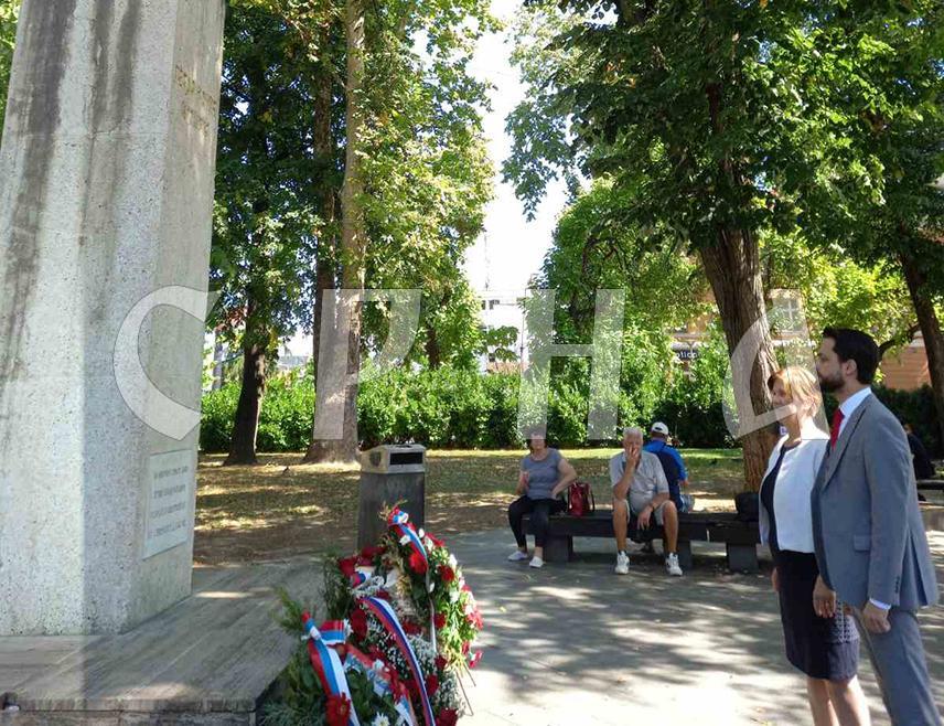 BANJA LUKA, AUGUST 27 /SRNA/ - Adviser to the President of Republika Srpska Marko Romić and Minister of Education and Culture Željka Stojičić laid wreaths at the monument to Petar Kočić in Banja Luka today, calling on citizens to attend the traditional Kočić's Assembly in large numbers.