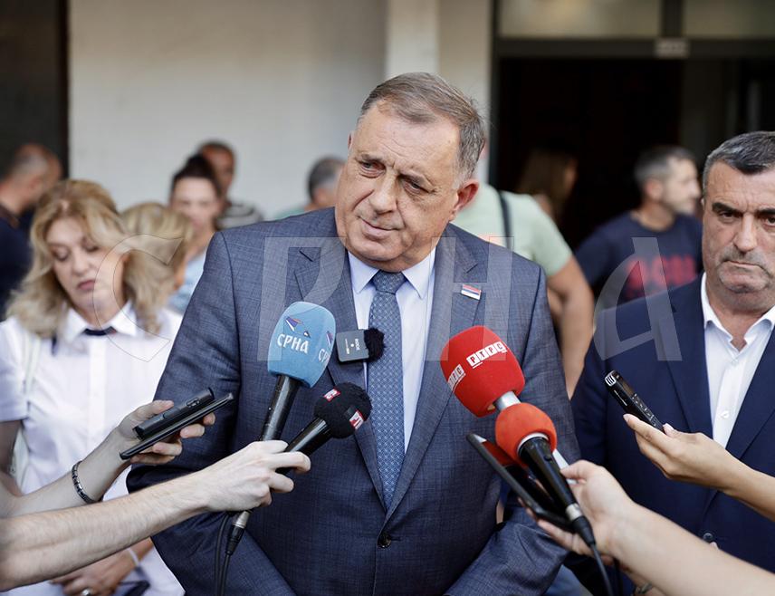 VLASENICA, AUGUST 27 /SRNA/ – The President of Republika Srpska Milorad Dodik stated today in Vlasenica that Republika Srpska will show solidarity and assist people who lost apartments in a residential building fire by renovating and adapting them before winter.
