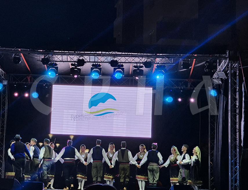ПАЛЕ, 27. АВГУСТА /СРНА/ - На Палама је вечерас, у оквиру "Госпојинских свечаности", одржан концерт културно-умјетничких друштва са Пала и из Србије, а у игри и пјесмама уживали су бројни грађани.