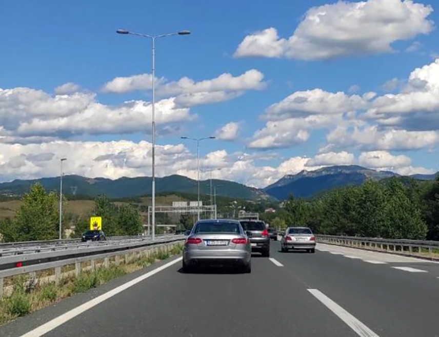 БАЊАЛУКА, 28. АВГУСТА /СРНА/ - Саобраћај се на већини путева у Републици Српској и Федерацији БиХ одвја без застоја и посебних ограничења, а из Ауто-мото савеза /АМС/ скрећу пажњу на могуће одроне на дионицама у усјецима.