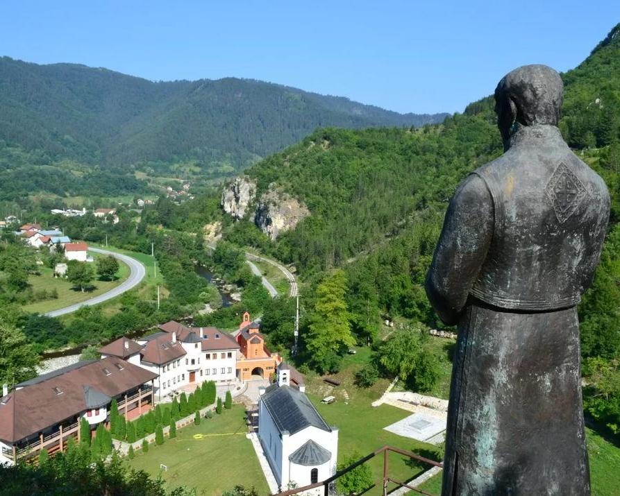 БИЈЕЉИНА, 28. АВГУСТА /СРНА/ - Принц Александар Други Карађорђевић открио је 29. августа 2004. године споменик Карађорђу, постављеном у близини манастира Добрун код Вишеграда.