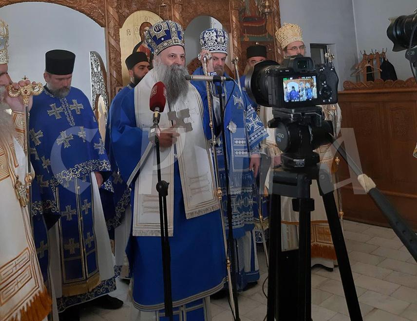 БЕОГРАД, 28. АВГУСТА /СРНА/ - Његова светост патријарх српски Порфирије служио је данас Свету архијерејску литургију у манастиру Раковица у Београду поводом празника Успења Пресвете Богородице, а потом предводио литију у којој је учествовао велики број родитеља са дјецом.