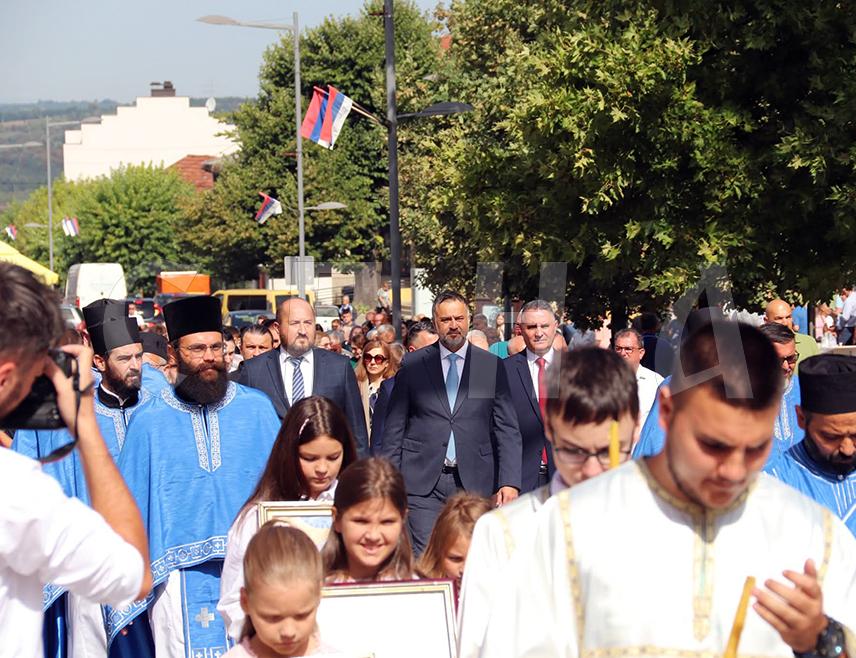 ДЕРВЕНТА, 28. АВГУСТА /СРНА/ - Прослава града Дервента и крсне славе Саборног храма Успења Пресвете Богородице - Велика Госпојина започела је литургијом у храму, а затим свечаном литијом око храма, те помен парастосом за 608 погинулих бораца Војске Републике Српске.