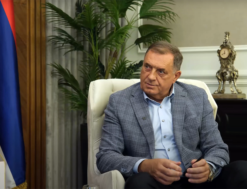 БАЊАЛУКА, 28. АВГУСТА /СРНА/ - Предсједник Републике Српске Милорад Додик навео је да га је Федерална телевизија позвала на дебату са Елмедином Конаковићем и истакао да не може да дебатује са човјеком кога финансира нарко-картел, који има лажну диплому, који је што се тиче подршке Бошњака на нивоу статистичке грешке.