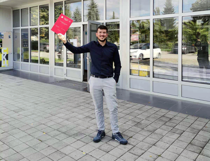 НОВИ ГРАД, 30. АВГУСТА /СРНА/ - Студент другог циклуса студија српског језика и књижевности на Филолошком факултету Универзитета у Бањалуци Невен Миљатовић један је од лауреата Бранкове награде коју традиционално додјељује Матица српска за најбоље студентске радове из области књижевних изучавања.