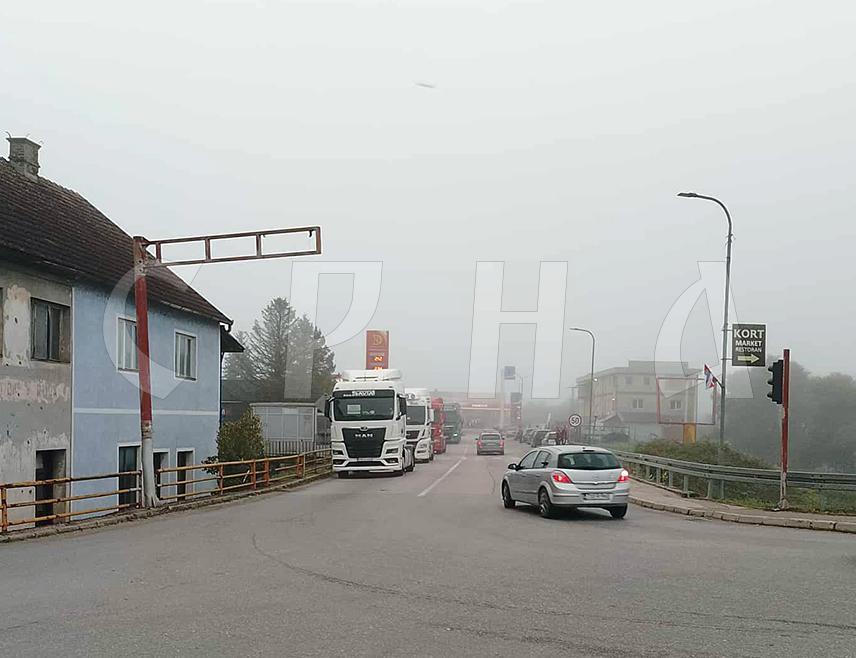 САРАЈЕВО, 1. СЕПТЕМБРА /СРНА/ - Широм БиХ јутрос је почео штрајк превозника који ће, како су најавили, на значајним путним правцима блокирати пролаз теретним возилима, док ће аутобусе и путничка возила пропуштати да се крећу несметано.