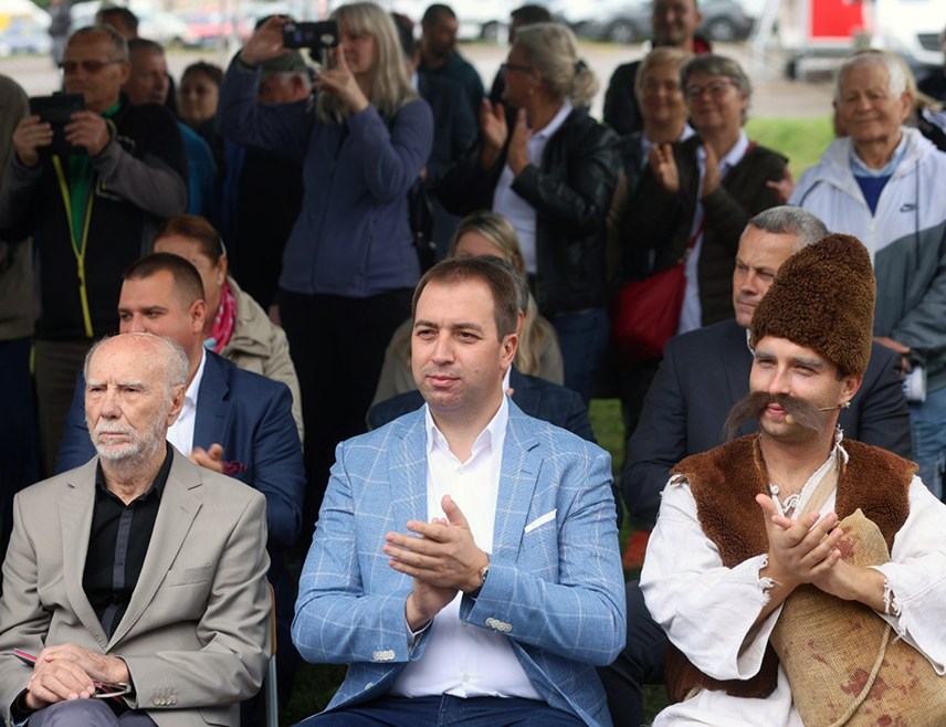 БАЊАЛУКА, 31. АВГУСТА /СРНА/ - Предсједник Социјалистичке партије Српске /СПС/ Горан Селак поручио је данас на Мањачи, гдје је присуствовао традиционалном "Кочићевом збору", да је очување традиције и културног насљеђа један од кључних задатака свих политичких и друштвених актера у Републици Српској.