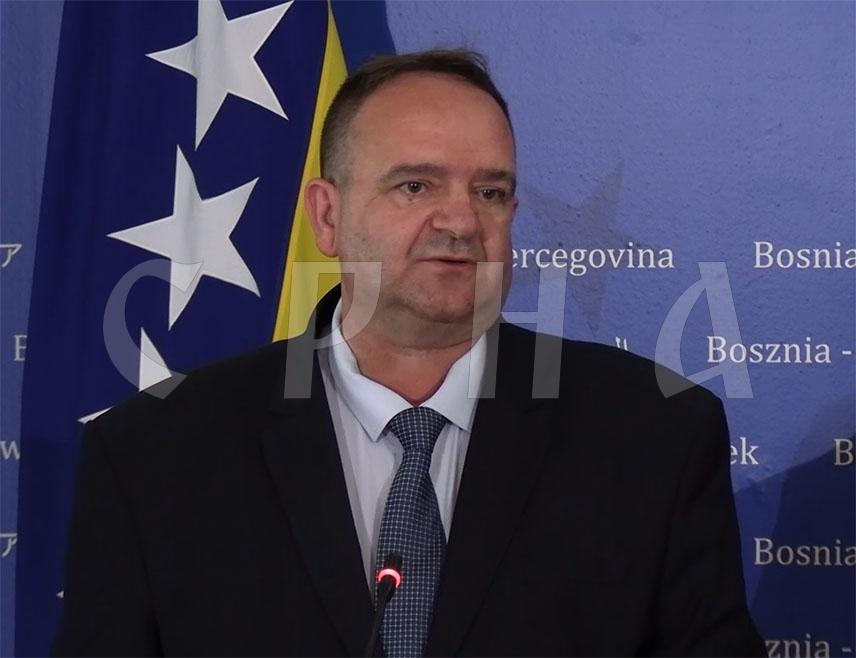 САРАЈЕВО, 1. СЕПТЕМБРА /СРНА/ – Главни координатор Конзорцијума "Логистика БиХ" Велибор Пеулић упозорио је данас да ће транспортне услуге у БиХ поскупјети за 35 одсто, уколико превозници буду присиљени да из земље преселе 12.000 транспортних јединица, што ће изазвати поскупљења производа и услуга.