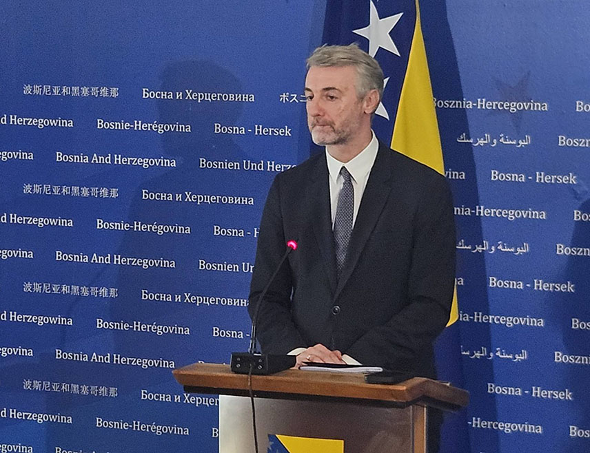 САРАЈЕВО, 1. СЕПТЕМБРА /СРНА/ - Министар транспорта и комуникација у Савјету министара Един Форто позвао је представнике Конзоријума "Логистика БиХ" да дођу на разговор, али је истакао да ће промјена третмана возача и транспортних компанија из БиХ у ЕУ услиједити искључиво када БиХ постане чланица Уније.