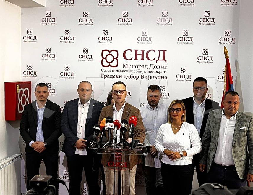 БИЈЕЉИНА, 1. СЕПТЕМБРА /СРНА/ - Предсједник Градског одбора СНСД Бијељина Бојан Савић поручио је да ова странка даје безрезервну подршку предсједнику Републике Српске Милораду Додику и институцијама Српске, те позива на једниство које је важније него икад.