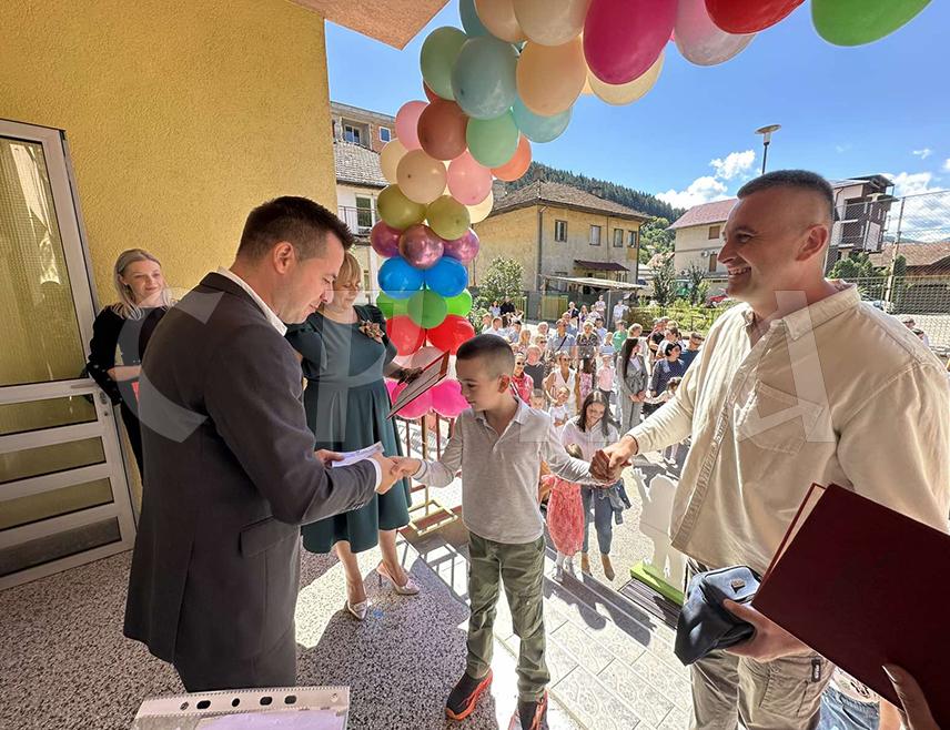 ФОЧА, 1. СЕПТЕМБРА /СРНА/ - Становници Фоче и ове године су, посредством заједничке општинске касе, частили своје првачиће са по 100 КМ, док су свим ученицима од петог до деветог разреда обезбиједили бесплатне уџбенике.
