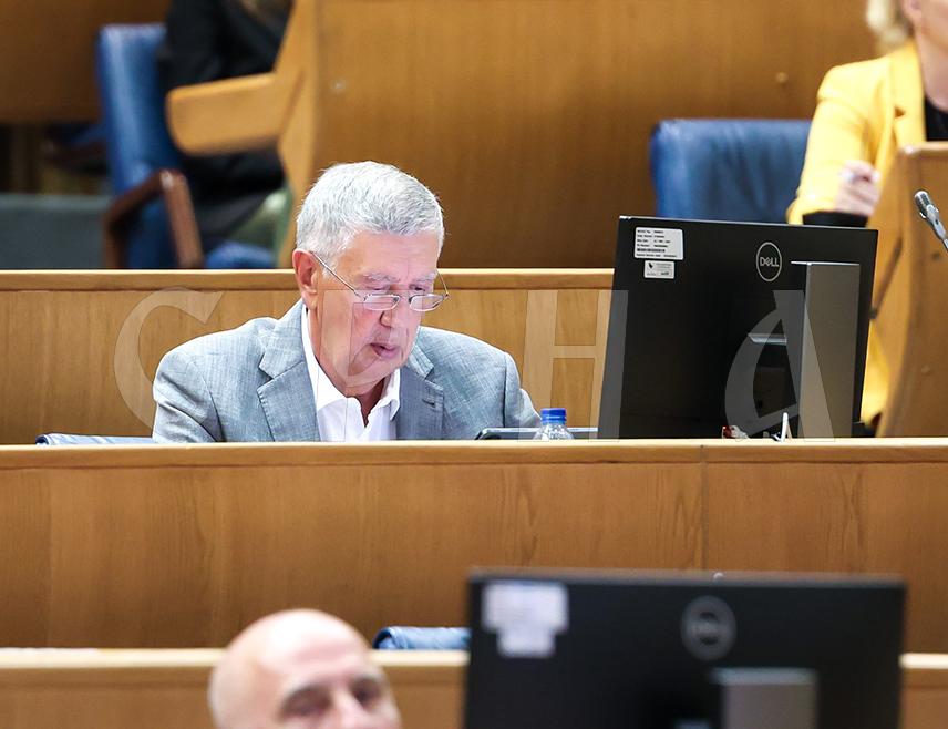 САРАЈЕВО, 1. СЕПТЕМБРА /СРНА/ - Посланик СНСД-а у Представничком дому Парламентарне скупштине БиХ Небојша Радмановић рекао је данас да је јасно да је све у вези са приједлогом буџета институција БиХ урађено мимо Устава и процедура, али да Колегијум овог дома мора обезбиједити да се посланици изјасне о приједлогу који је на дневном реду.