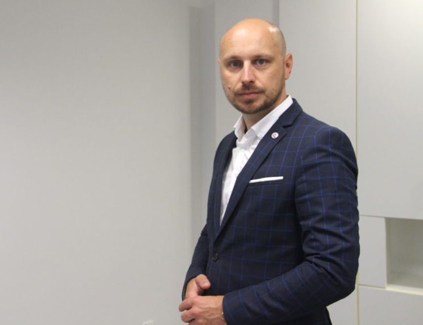 SARAJEVO, September 1 /SRNA/ - Head of the Serb Caucus in the House of Representatives Milan Petković, stated today that the work of BiH institutions is marked by mismanagement and politicking, stressing that the intention behind the proposed state budget is not to help citizens.