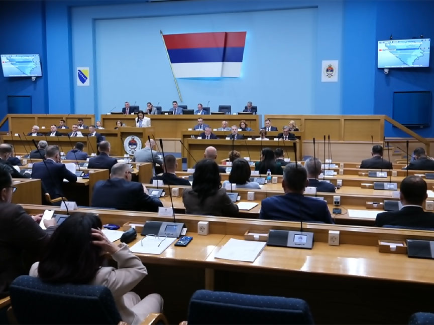 БАЊАЛУКА, 2. СЕПТЕМБРА /СРНА/ - Посебна сједница Народне скупштине Републике Српске на којој би требало да буде изабрана нова Владе Српске почела је данас у Бањалуци.
