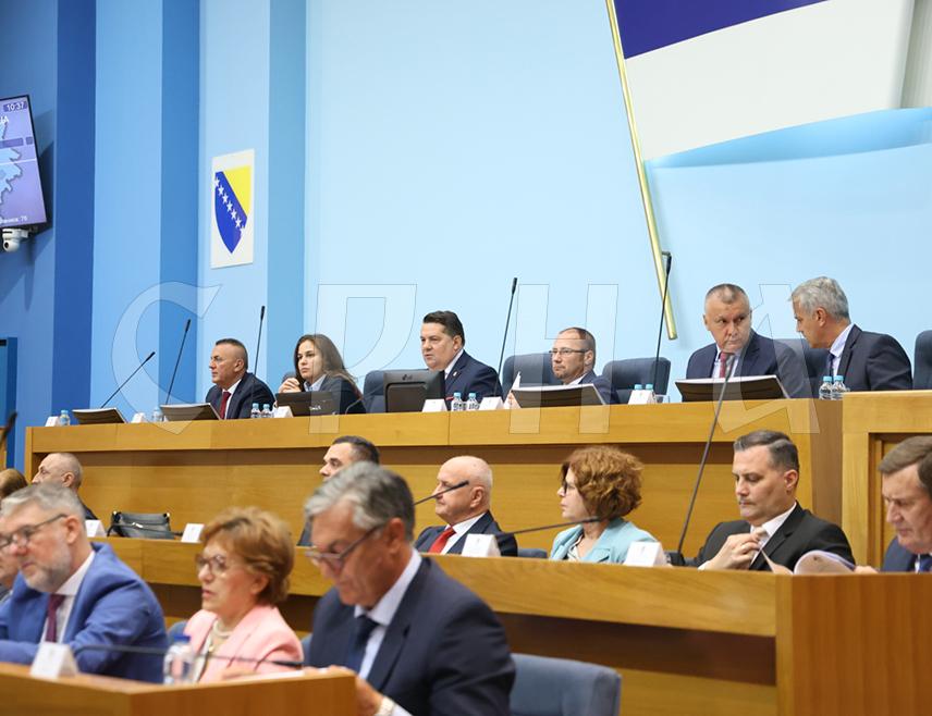 БАЊАЛУКА, 2. СЕПТЕМБРА /СРНА/ - Мандатар за састав нове владе Републике Српске Саво Минић предложио је Зорана Стевановића за министра саобраћаја и веза, а Боривоја Голубовића за министра просвјете и културе.