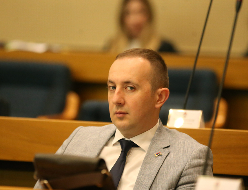 БАЊАЛУКА, 2. СЕПТЕМБРА /СРНА/ - Шеф Клуба посланика СДС-а у Народној скупштини Републике Српске Огњен Бодирога најавио је да ће се посланици СДС-а вратити на сједницу парламента када мандатар Саво Минићи заврши излагање и почне дискусија у којој ће учествовати.